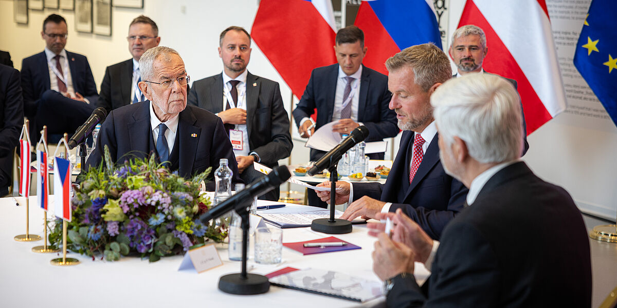 Bundespräsident Alexander Van der Bellen trifft seine Amtskollegen aus der Slowakei und Tschechien in Bratislava.