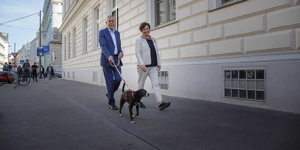 Bundespräsident und Doris Schmidauer am Weg zur Stimmabgabe zur Nationalratswahl 2019