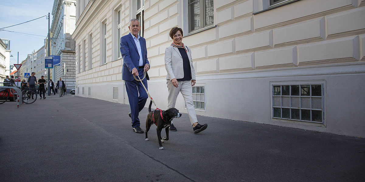 Bundespräsident und Doris Schmidauer am Weg zur Stimmabgabe zur Nationalratswahl 2019
