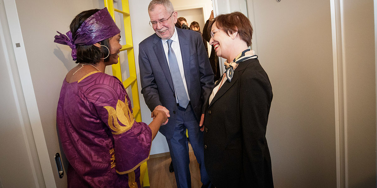Besuch von Bundespräsident Alexander Van der Bellen und von Doris Schmidauer im Haus der Menschenrechte in Linz.