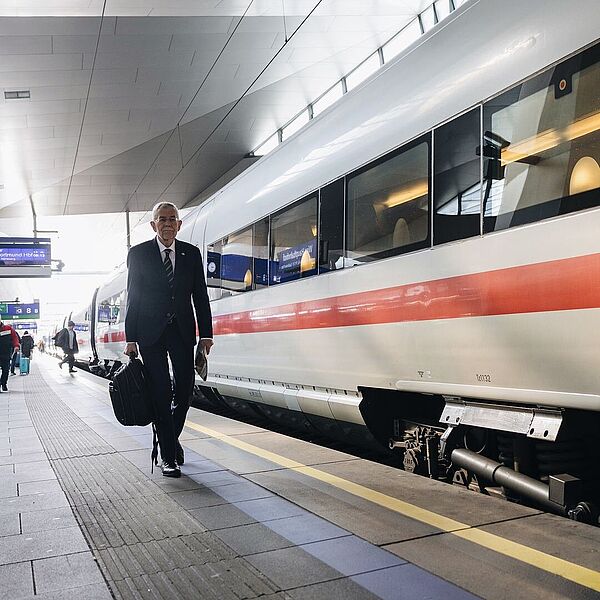 Bundespräsident Alexander Van der Bellen geht am Bahnsteig