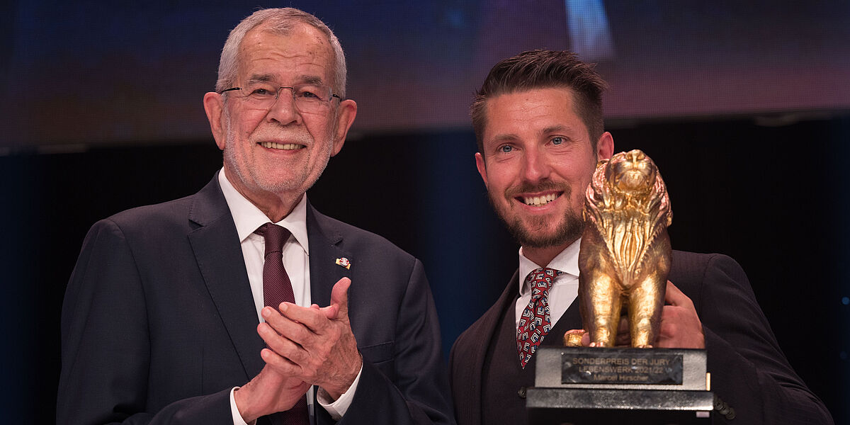 Bundespräsident Alexander Van der Bellen hält die Laudatio für Marcel Hirscher, der mit einem Leonidas für sein Lebenswerk ausgezeichnet wurde.