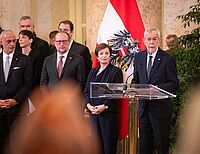 Bild 1 von 54