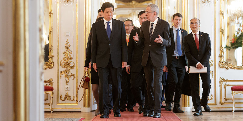 Arbeitsgespräch mit Li Zhanshu und Übergabe von Yuan-Yuan