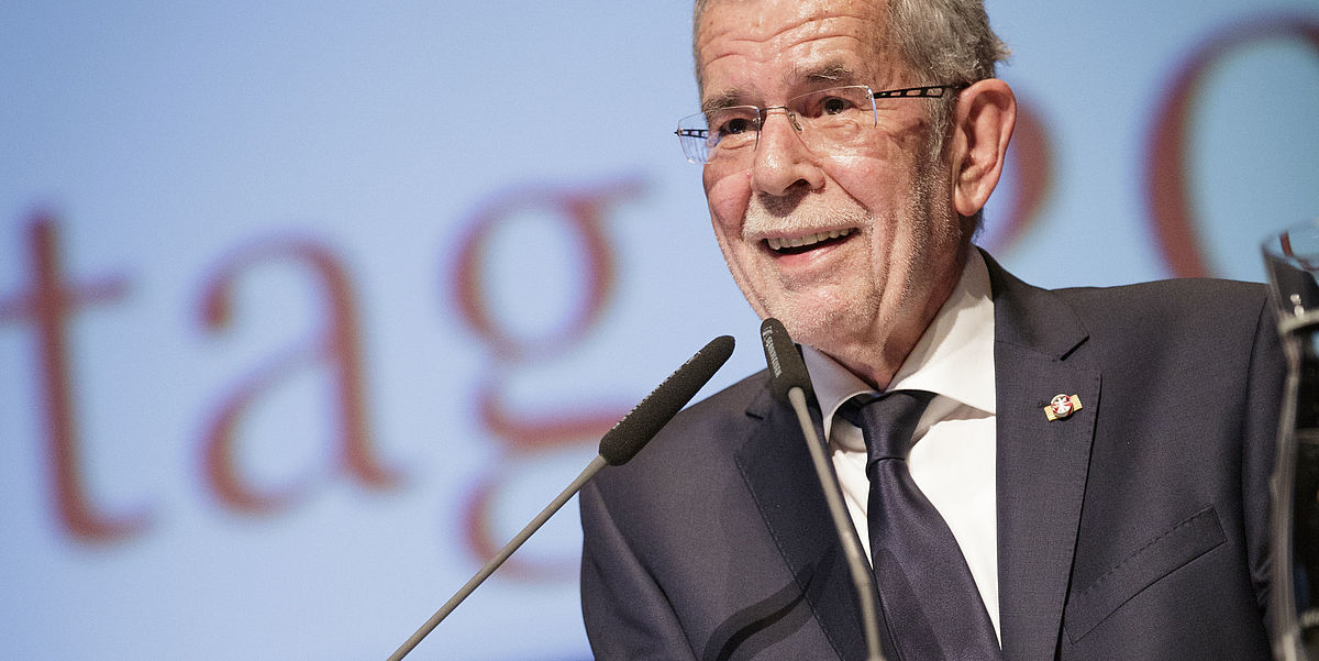 Alexander Van der Bellen an einem Rednerpult
