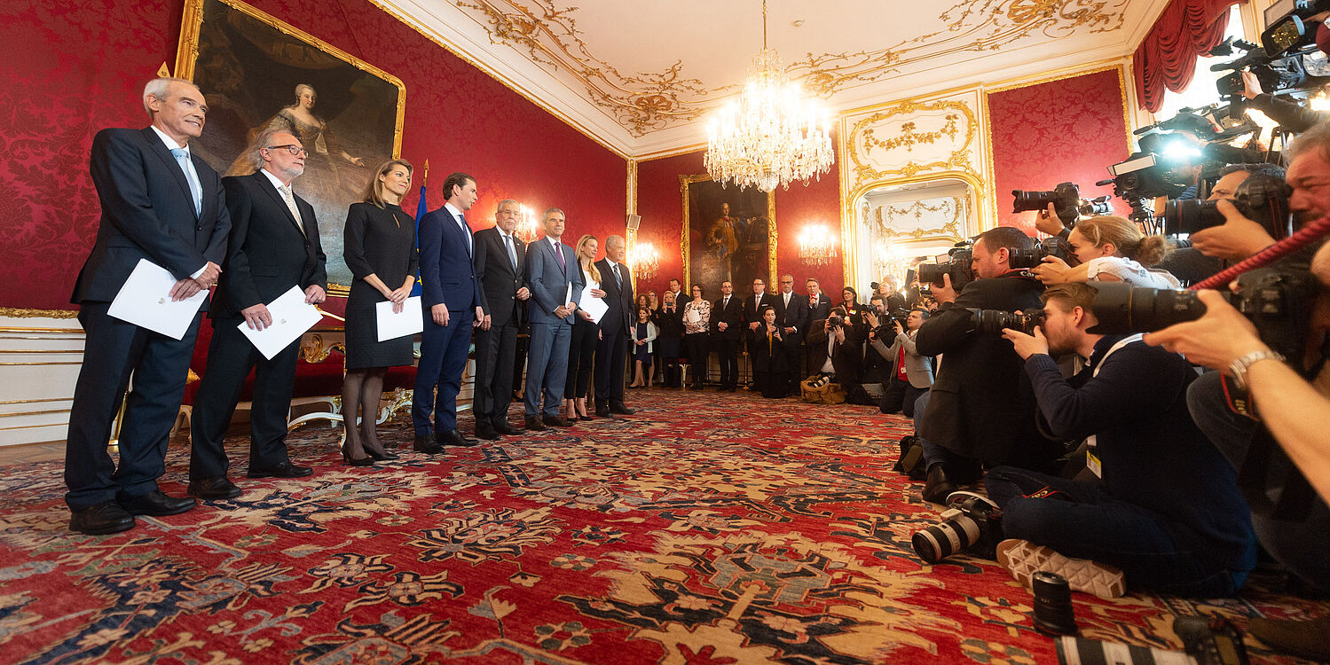 Ernennung und Angelobung einer Übergangsregierung