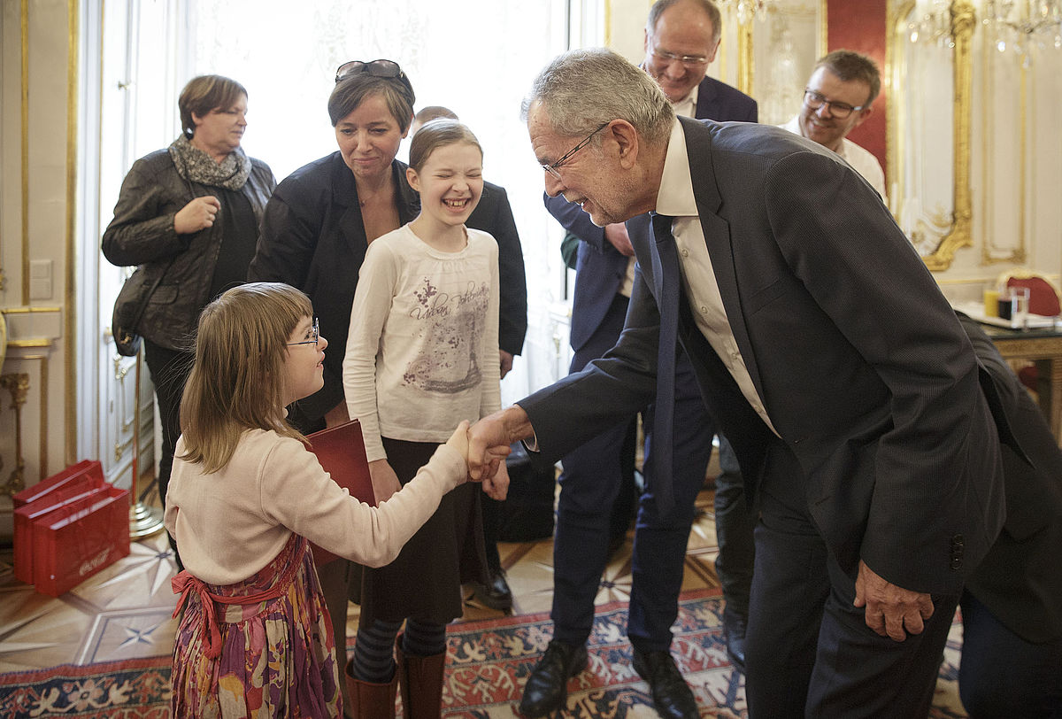 Special Olympics Athleten übergeben ihr Buch 