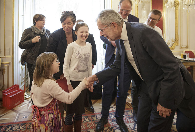 Special Olympics Athleten übergeben ihr Buch "Inklusionsträume"