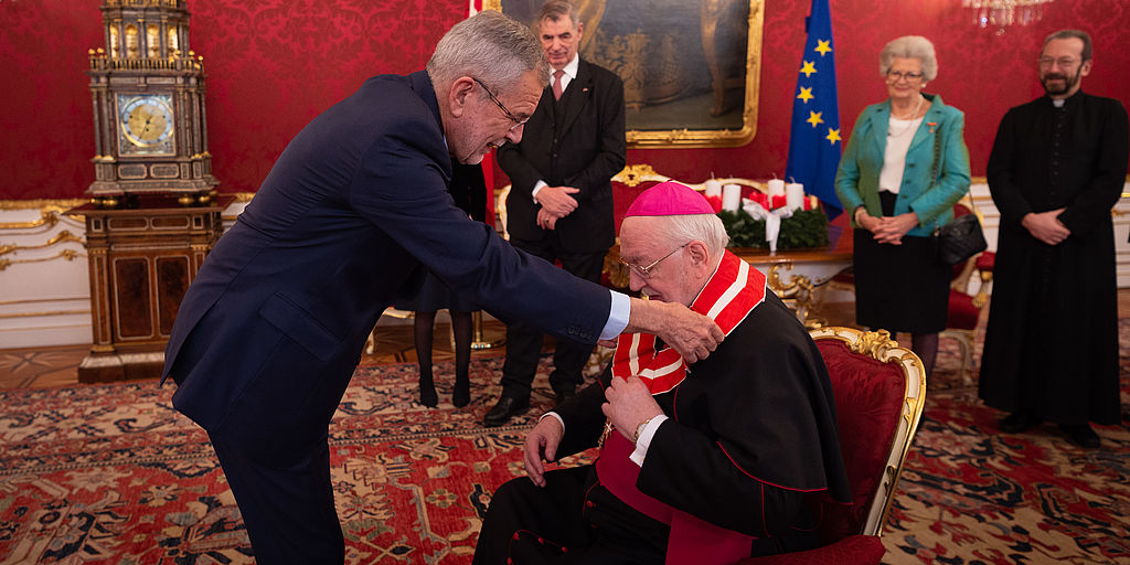Überreichung des Großen Goldenen Ehrenzeichens am Bande für Verdienste um die Republik Österreich an den Apostolischen Nuntius in Österreich, Erzbischof Peter Stephan Zurbriggen durch Bundespräsident Alexander Van der Bellen.