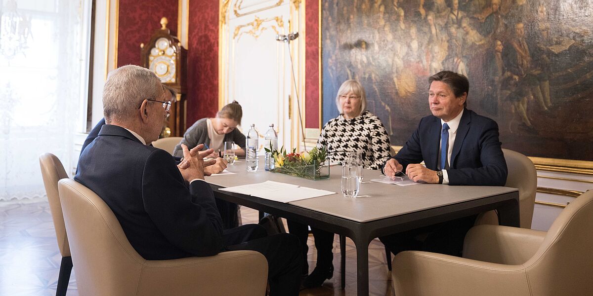 Bundespräsident Alexander Van der Bellen traf seine energiepolitischen Berater:innen, Angela Köppl und Wolfgang Anzengruber, für ein Lage-Update in der Präsidentschaftskanzlei.