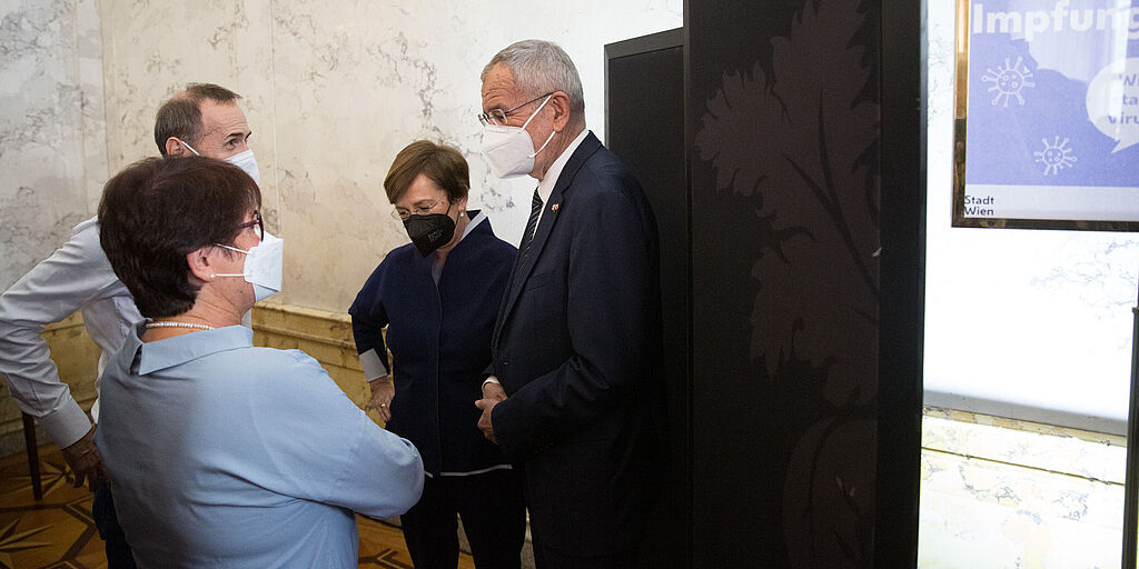 Bundespräsident in der „schönste Impfstraße des Landes“ - in der Hofburg