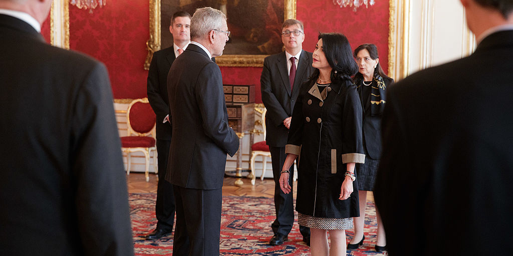 Botschafterin überreicht Bundespräsident Alexander Van der Bellen das Beglaubigungsschreiben