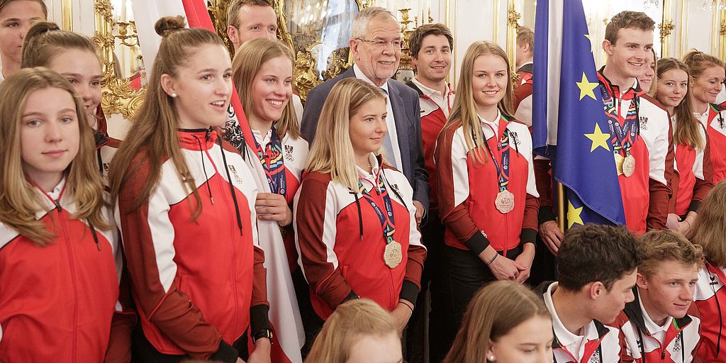 Alexander Van der Bellen traf das Youth Olympic Team in der Hofburg