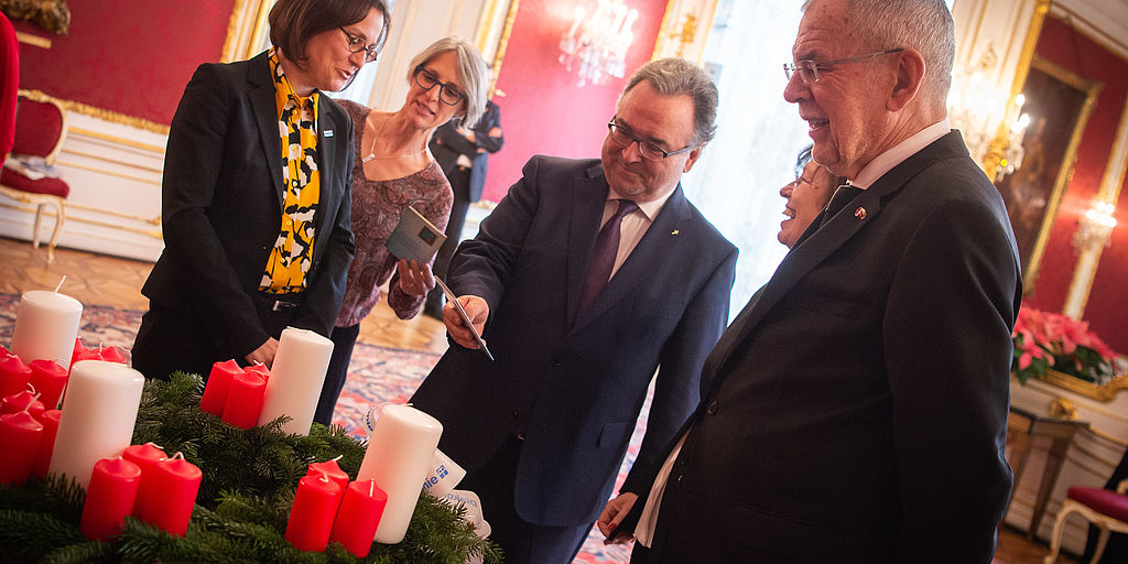 Übergabe eines Adventkranzes der Diakonie Österreich