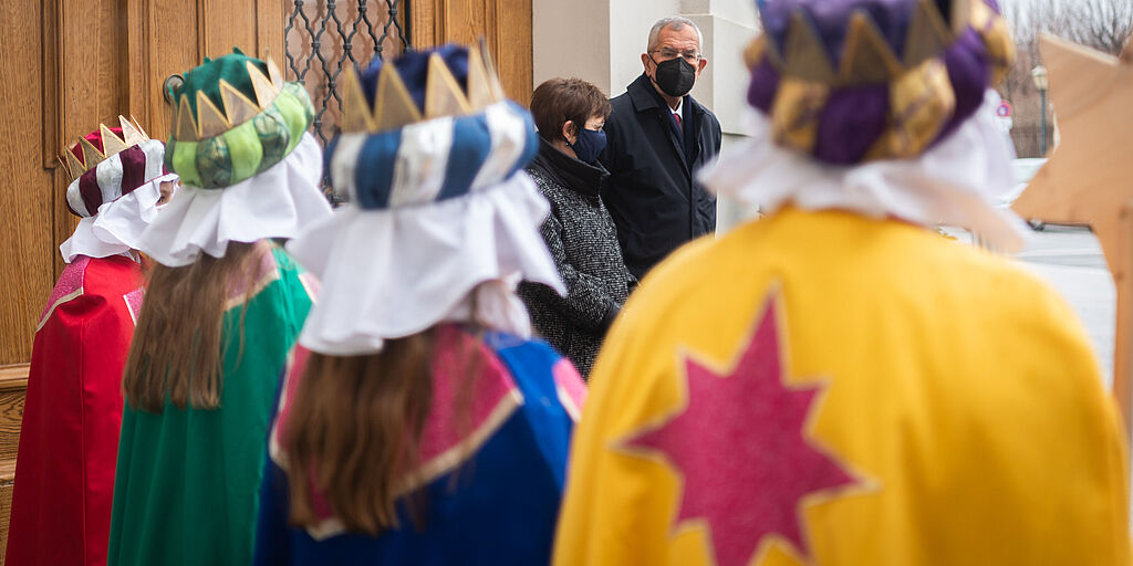 Besuch der Sternsinger vor der Präsidentschaftskanzlei
