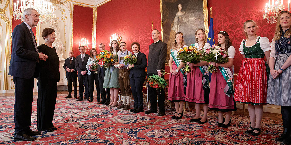 Blumengrüße zum Valentinstag für Bundespräsident Alexander Van der Bellen und für Doris Schmidauer