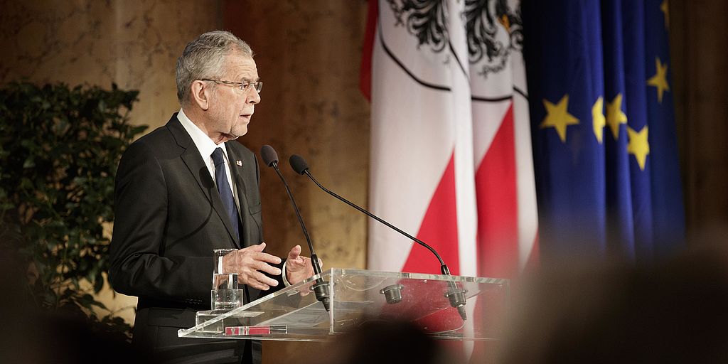 Alexander Van der Bellen steht an einem Rednerpult