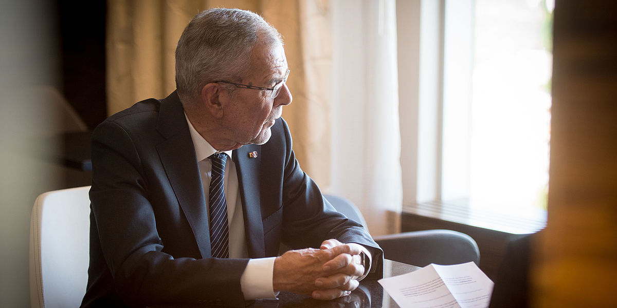 Alexander Van der Bellen schaut nachdenklich in die Ferne
