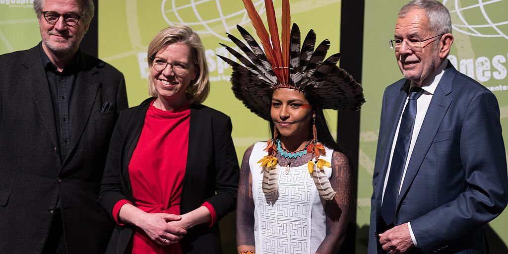 Bundespräsident und Häuptling Juma bei den Erdgesprächen in Wien