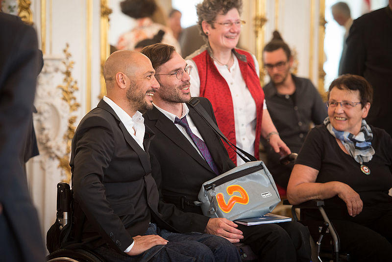 Übergabe des Buches "Unmöglich ist gar nichts"