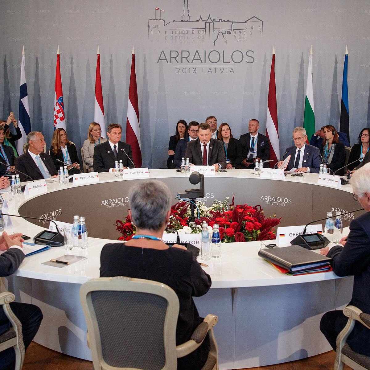 Staatsoberhäupter sitzen rund um einen großen Tisch