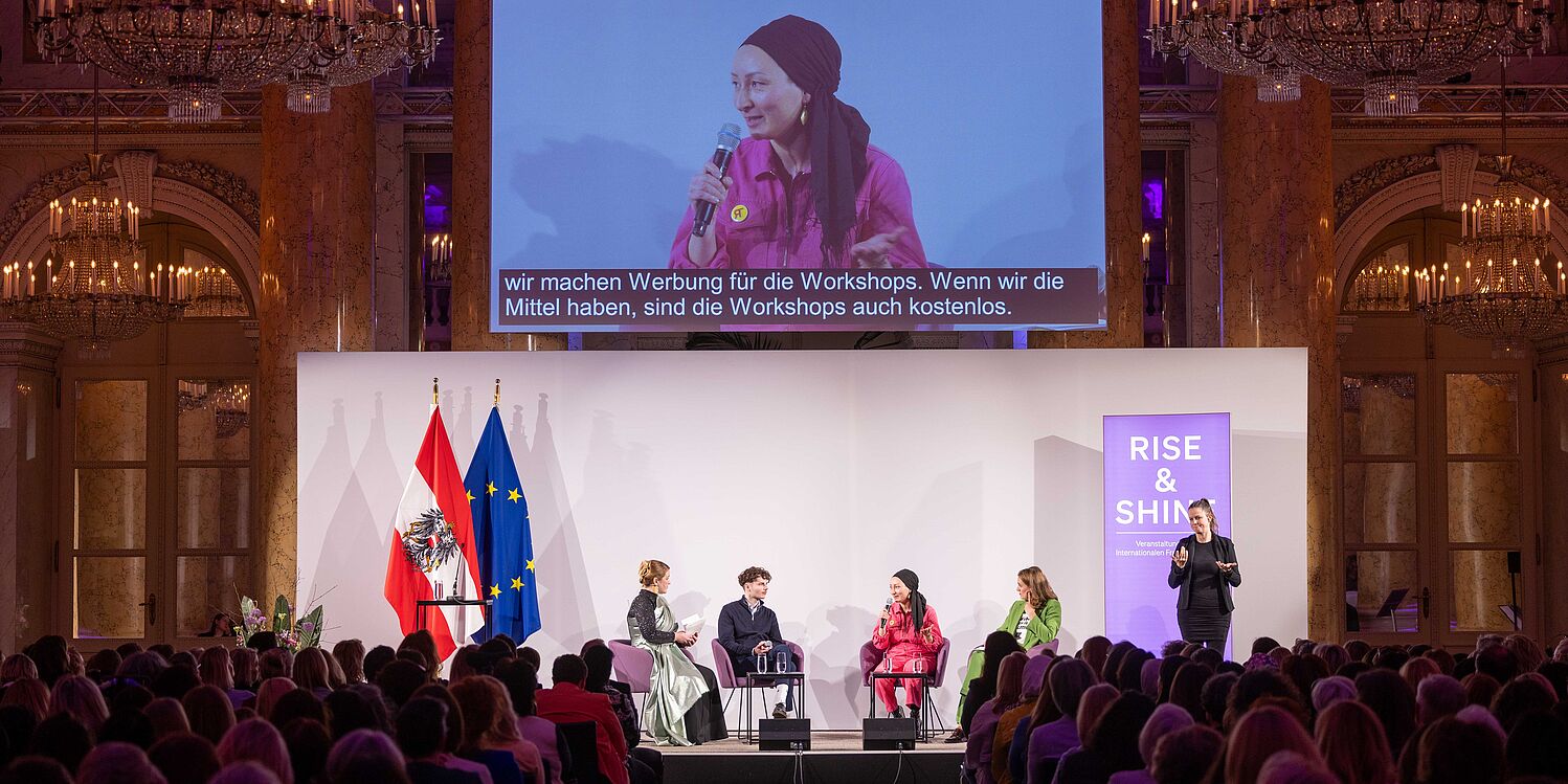 Podiumsdiskussion bei der Veranstaltung "RISE & SHINE" anlässlich des Internationalen Frauentages in der Hofburg.