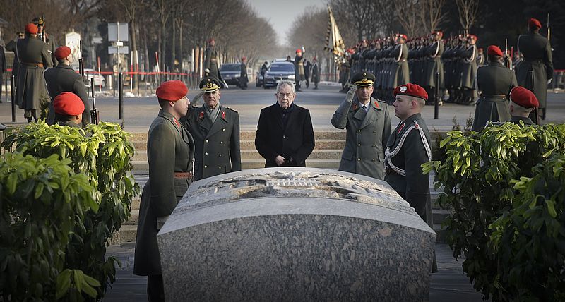 Kranzniederlegung an der Präsidentengruft mit militärischem Zeremoniell