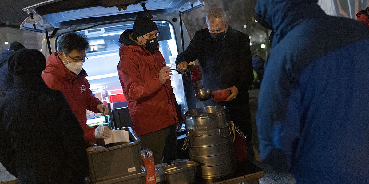 Bundespräsident Alexander Van der Bellen half bei der Suppenausgabe des Canisibusses der Caritas.