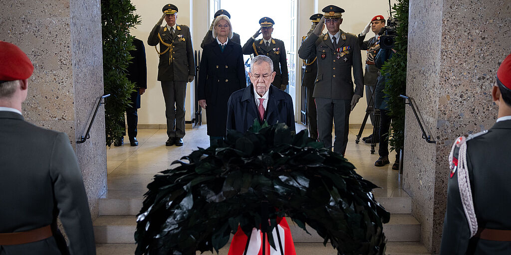 Nationalfeiertag: Traditionelle Kranzniederlegung von Bundespräsident Alexander Van der Bellen im Weiheraum des Äußeren Burgtors.