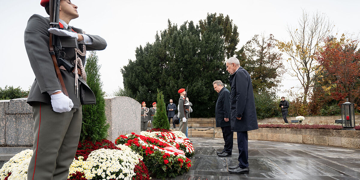 Kranzniederlegung bei der Präsidentengruft im Wiener Zentralfriefhof