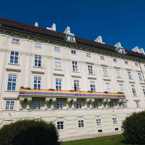 Der Leopoldinische Trakt der Hofburg mit einem Balkon in Regenbogenfarben