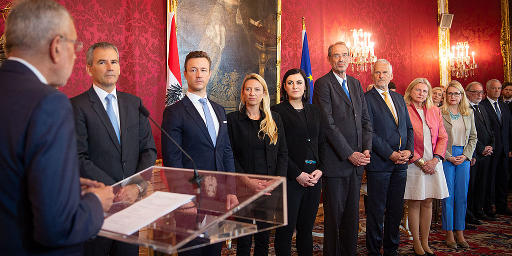 Enthebung, Betrauung und Angelobung der scheidenden Bundesregierung