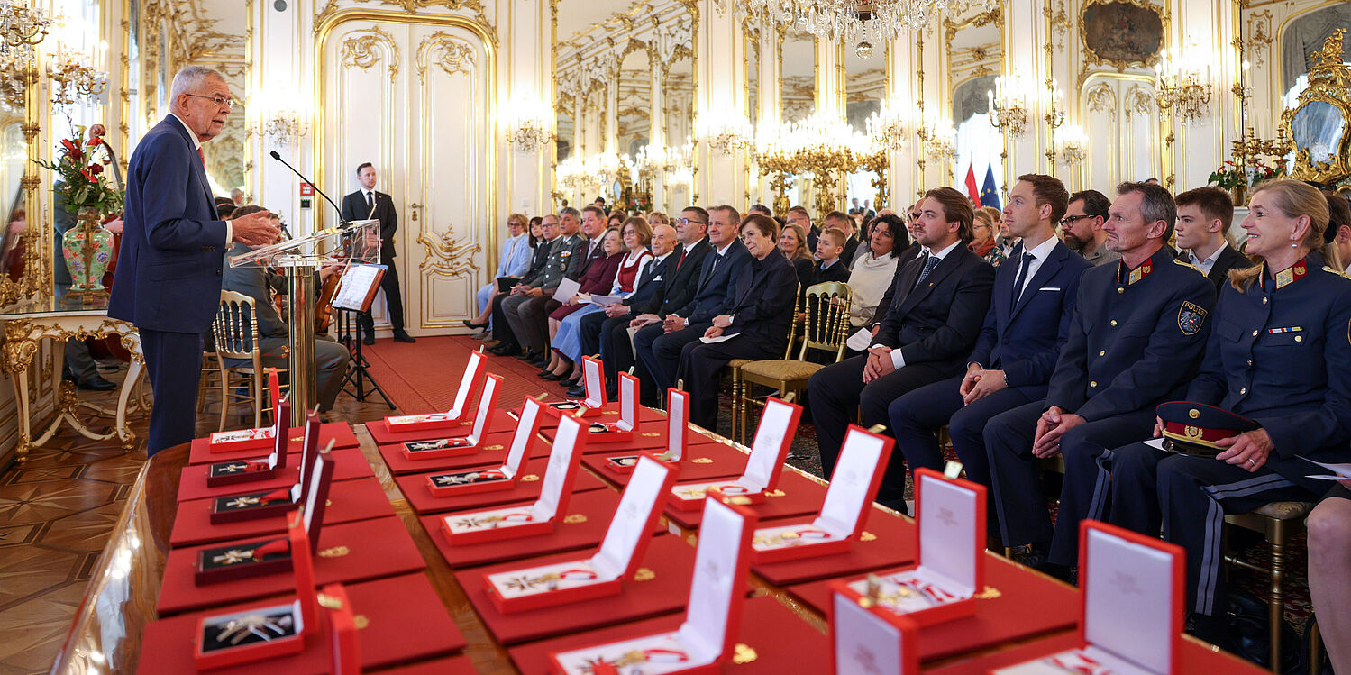 Bundespräsident Alexander Van der Bellen ehrt 22 Österreicherinnen und Österreicher für ihre Verdienste um die Republik.
