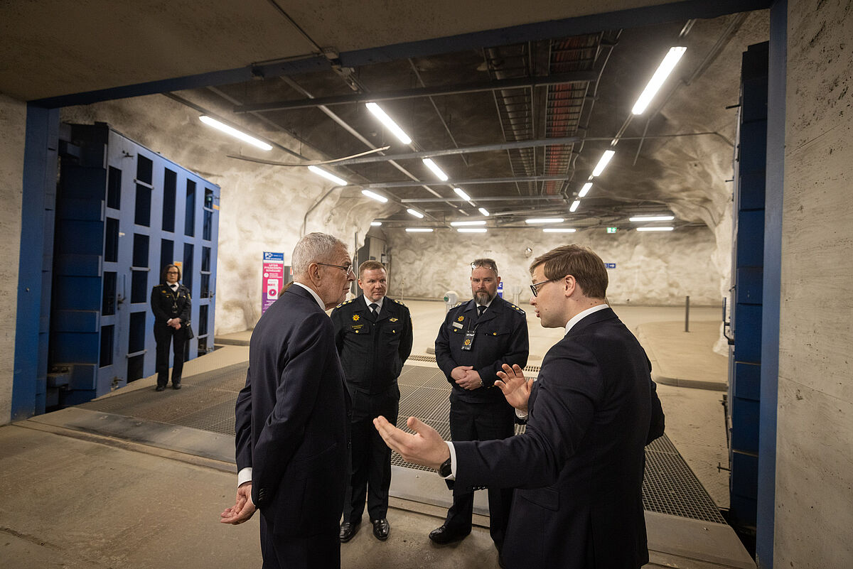 Bundespräsident Alexander Van der Bellen besuchte einen Zivilschutz-Bunker in Helsinki.