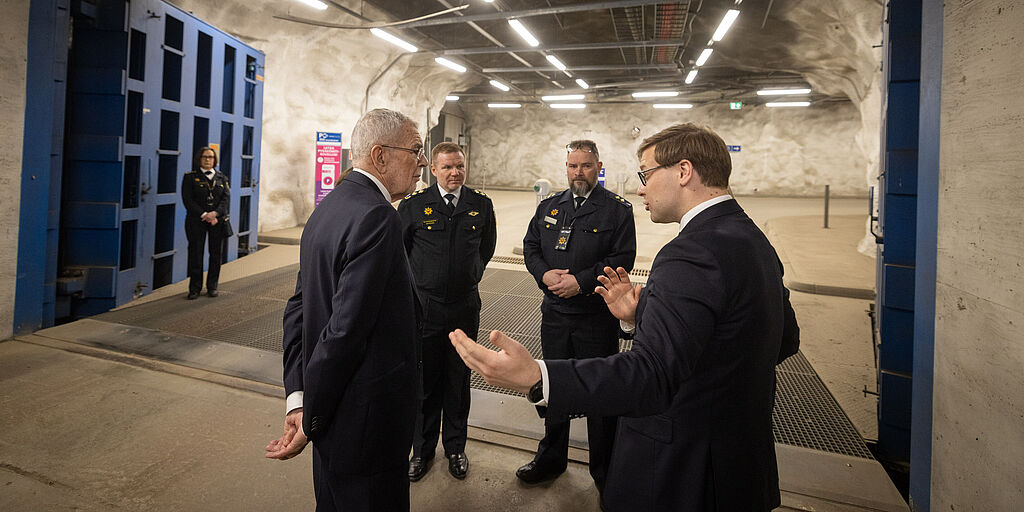 Bundespräsident Alexander Van der Bellen besuchte einen Zivilschutz-Bunker in Helsinki.