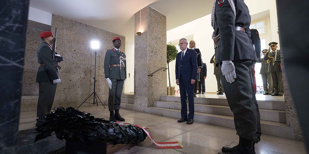 Die Feierlichkeiten zum Nationalfeiertag begannen mit der traditionellen Kranzniederlegung durch Bundespräsident Alexander Van der Bellen und durch die Bundesregierung im Äußern Burgtor am Wiener Heldenplatz.