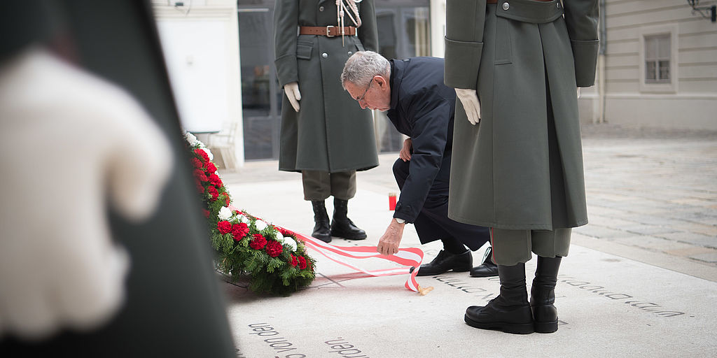 Kranzniederlegung beim Mahnmal für die österreichischen jüdischen Opfer der Shoah