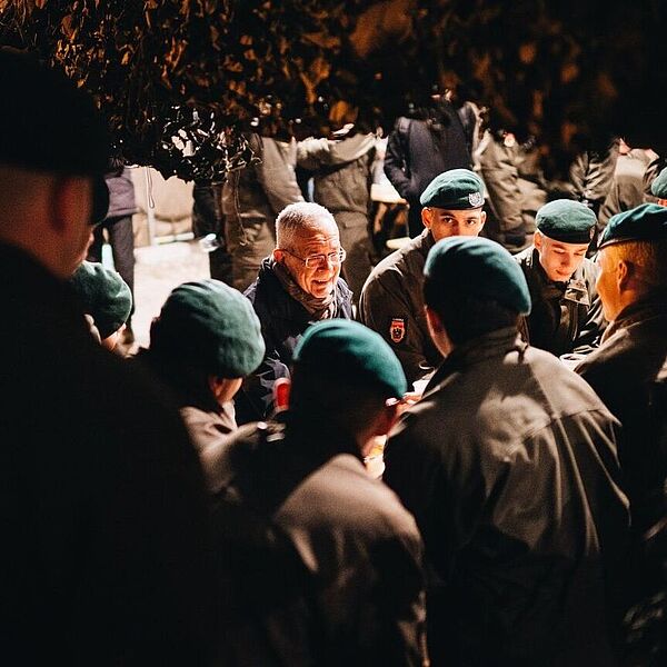 Bundespräsident Alexander Van der Bellen im Gespräch mit Bundesheer-Soldaten