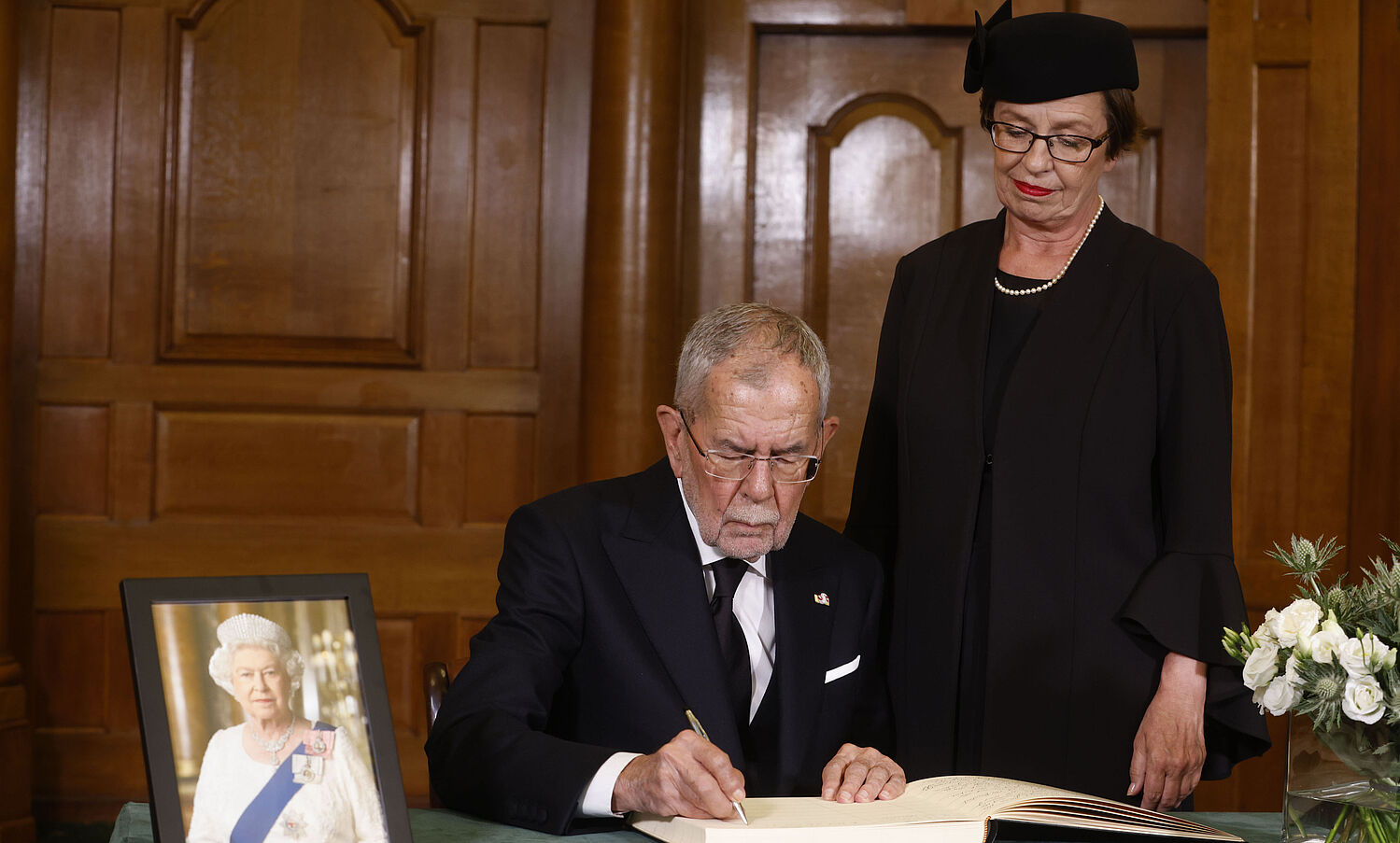 Bundespräsident trägt sich in Kondolenzbuch für Queen Elizabeth II. ein