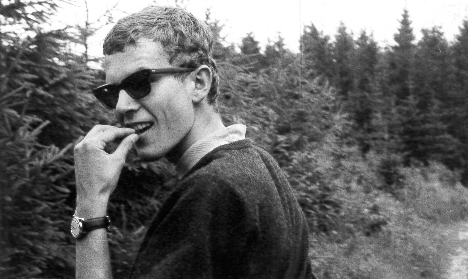 Alexander Van der Bellen als Jugendlicher mit Sonnenbrille 