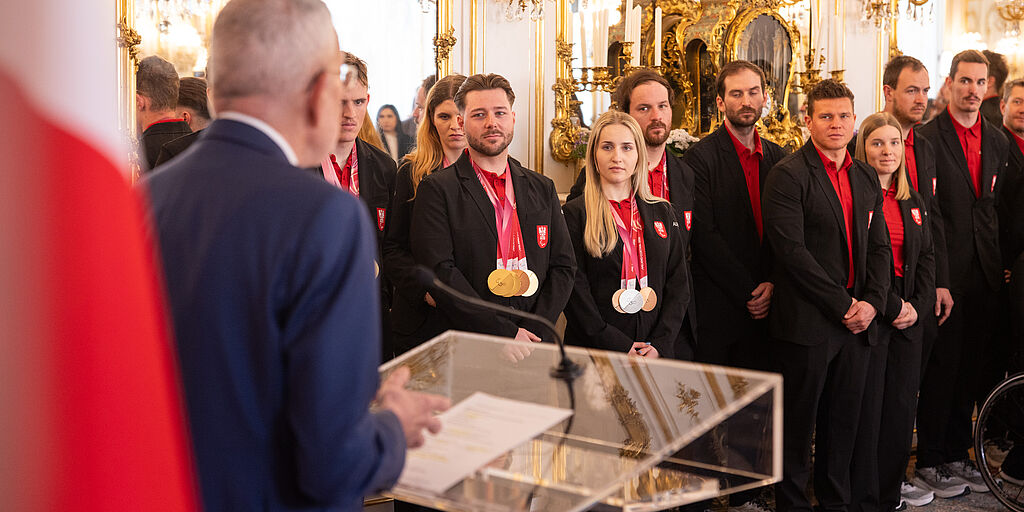 Bundespräsident Alexander Van der Bellen trifft das Paralympische Team in der Hofburg, um zu gratulieren.