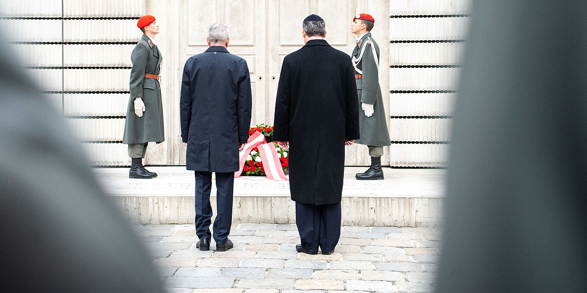 Kranzniederlegung am Mahnmal für die österreichischen jüdischen Opfer der Schoah 
