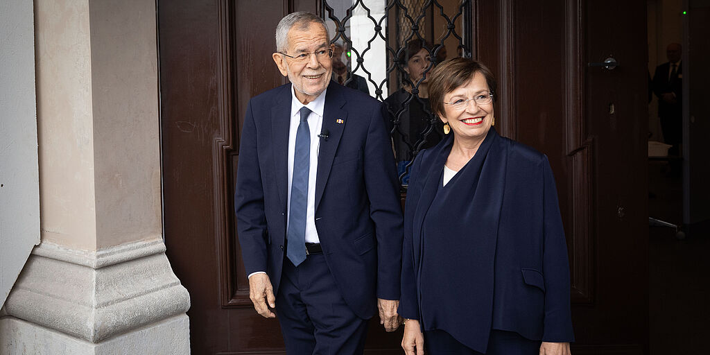 Bundespräsident Alexander Van der Bellen und Doris Schmidauer öffnen die Tor zum Tag der offenen Tür