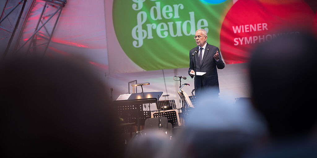 Bundespräsident Alexander Van der Bellen appelliert beim Fest an die Sicherung von Demokratie und Frieden.