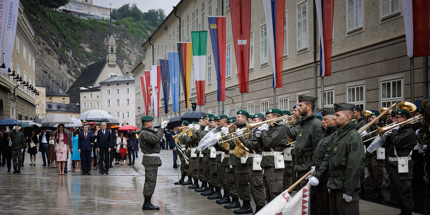 Begrüßung mit militärischen Ehren in Salzburg