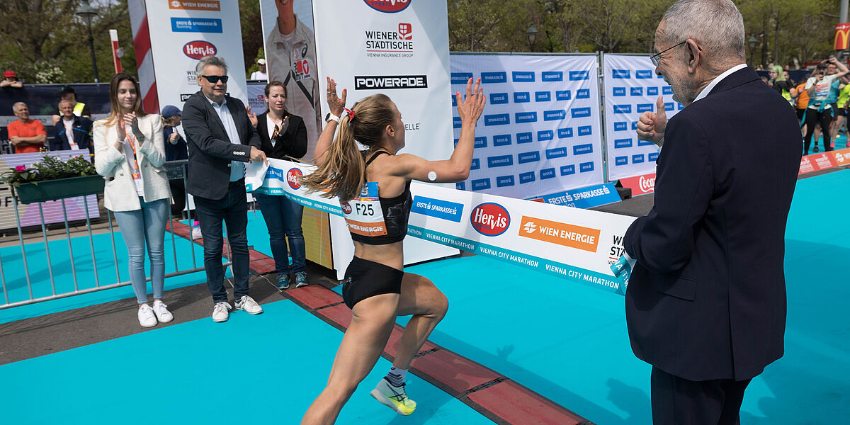 Wiener Citiy Marathon: Die schnellsten Läufer*innen wurden im Ziel vom Bundespräsidenten empfangen