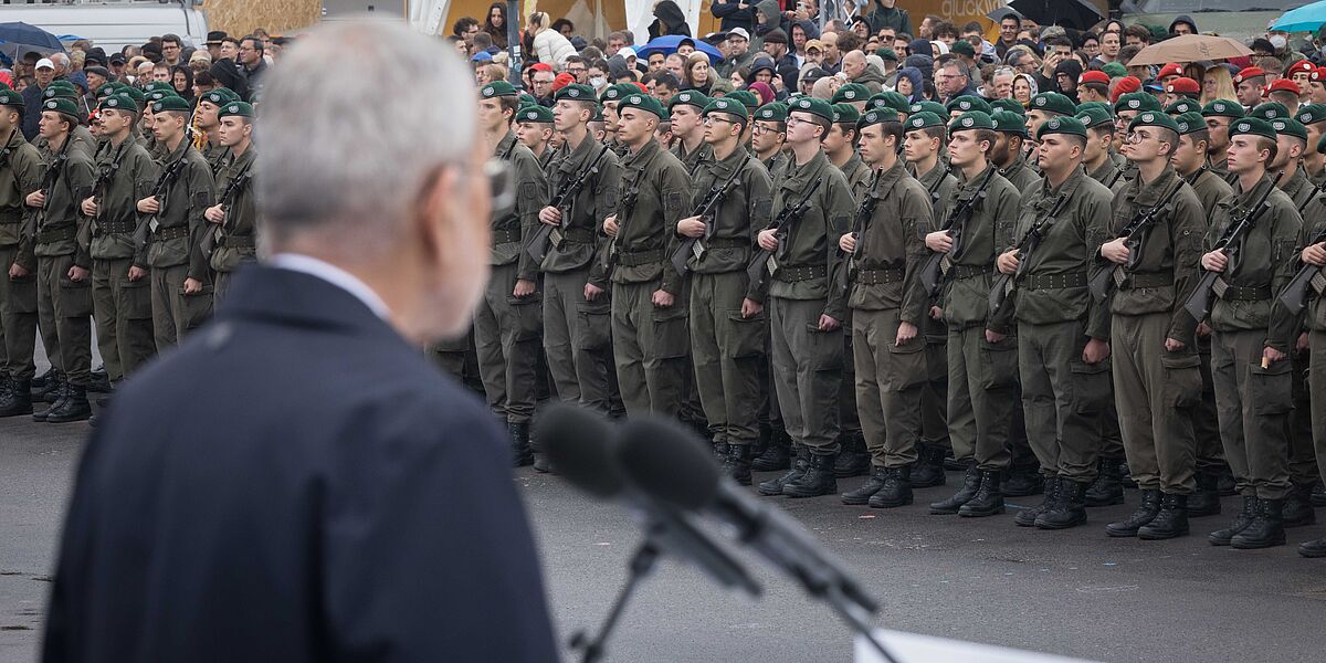 Bundespräsident Alexander Van der Bellen spricht zu Rekrutinnen und Rekruten am Nationalfeiertag