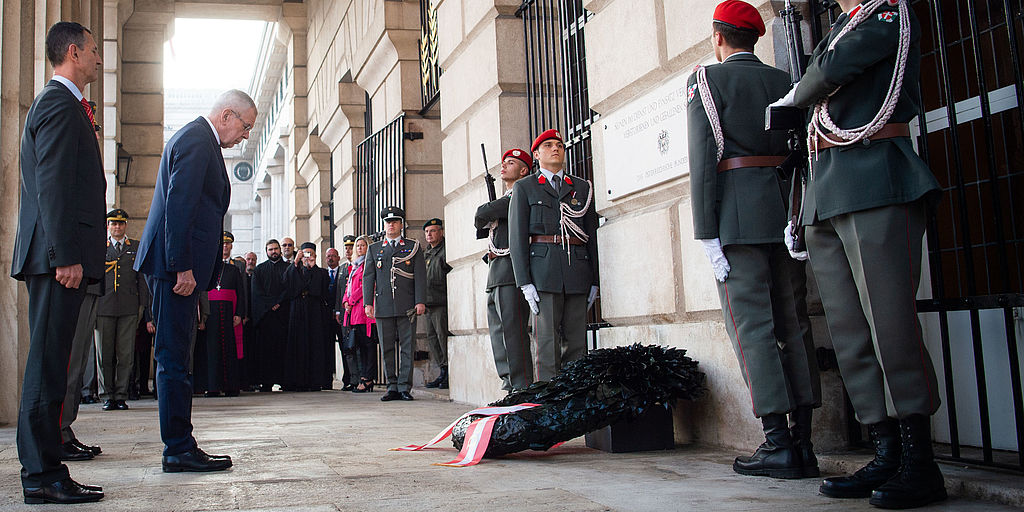 Kranzniederlegung anlässlich des Nationalfeiertages am Heldendenkmal im Äußeren Burgtor durch Bundespräsident Alexander Van der Bellen