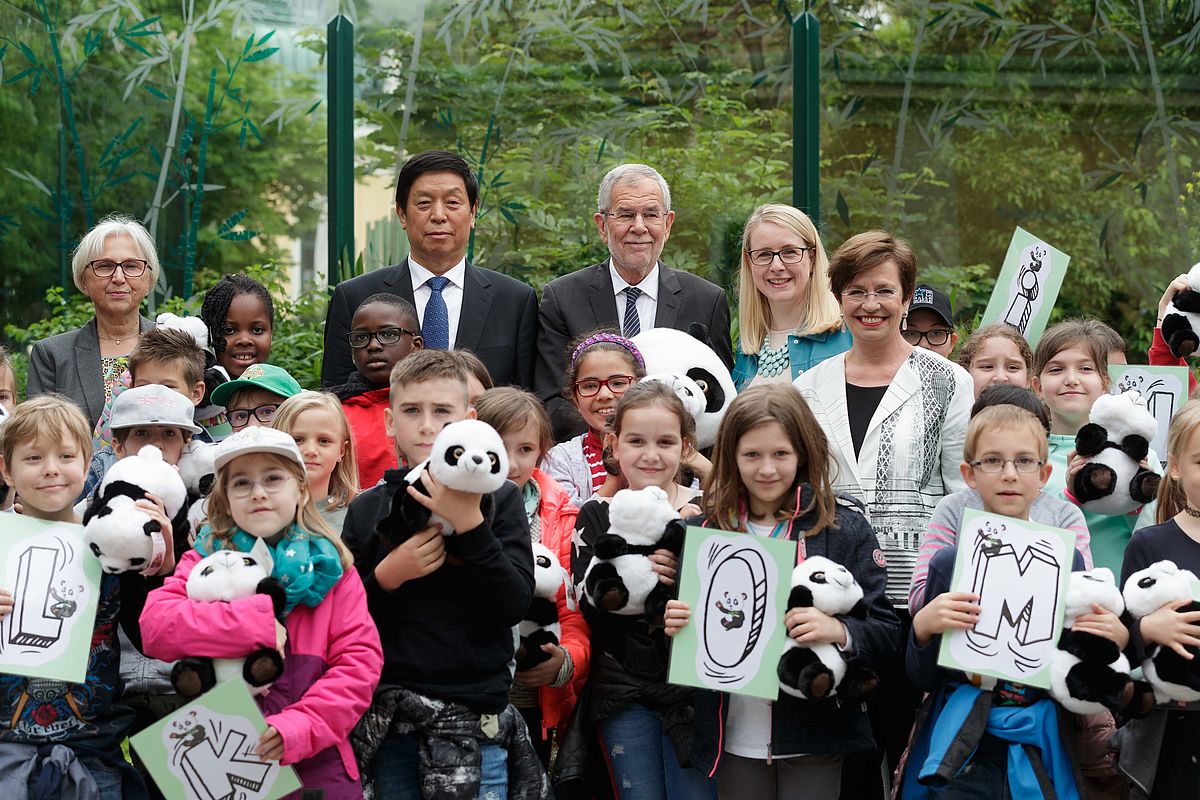 Übergabe des Pandabären Yuan-Yuan an den Tiergarten Schönbrunn
