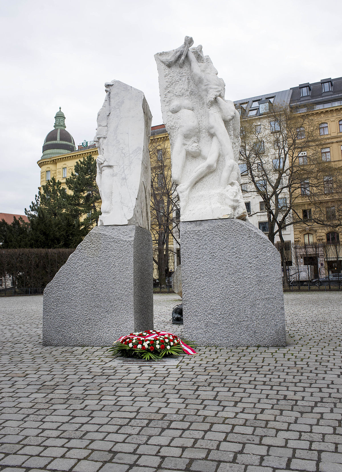 Kranzniederlegung zum 12. März 1938 beim Mahnmal gegen Krieg und Faschismus